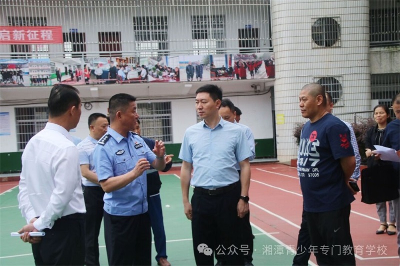 縣政法委書記:肖睿書記 、縣公安局:黃政委 縣教育局:彭局長等各級領(lǐng)導(dǎo)蒞臨我校調(diào)研指導(dǎo)