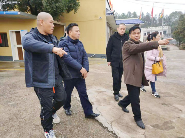 湘潭縣原政協(xié)副主席（帶縣長秘書）、湘潭縣民政局副局長劉剛，云湖橋鎮(zhèn)中心校傅強(qiáng)校長等領(lǐng)導(dǎo)來校指導(dǎo)工作1.png