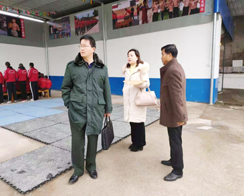 湘潭縣教育局副局長楊偉軍、職成股副股長 湘潭縣司法局副局長劉新群來校指導(dǎo)工作1.png
